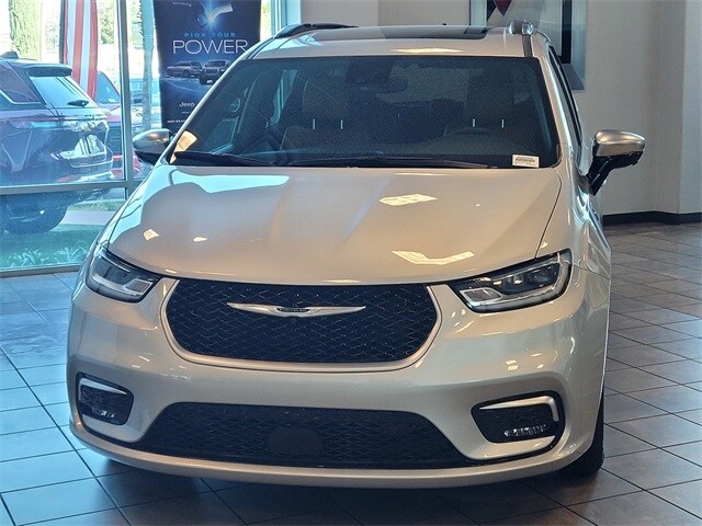 2023 Chrysler Pacifica Hybrid Pinnacle photo 2