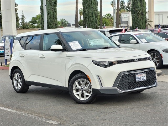 2023 Kia Soul LX photo 2