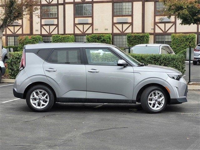 2023 Kia Soul LX photo 3