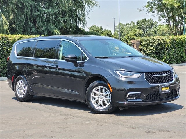2023 Chrysler Pacifica Touring L photo 2