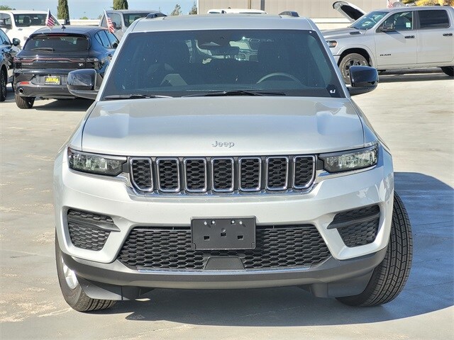 2025 Jeep Grand Cherokee Laredo photo 2