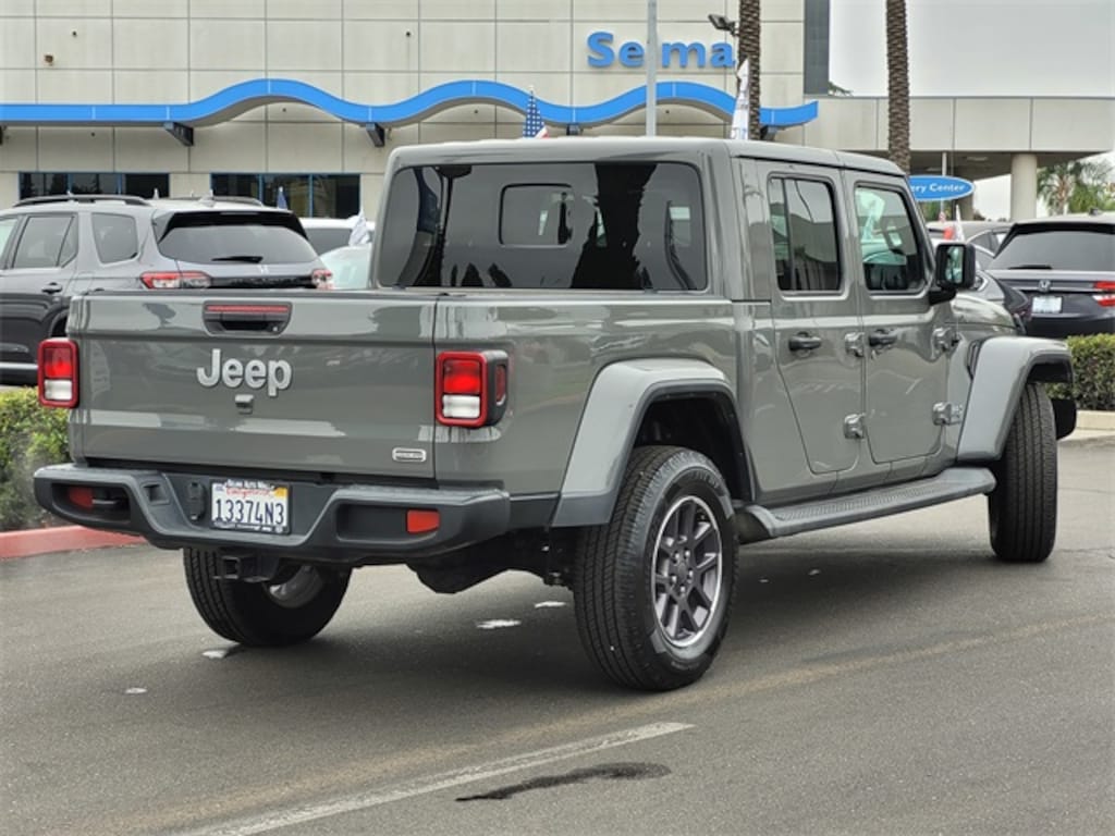 Used 2022 Jeep Gladiator Overland Truck