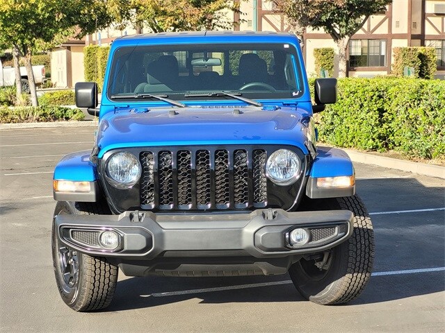 2021 Jeep Gladiator Willys Sport photo 2