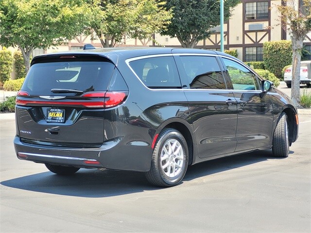 2023 Chrysler Pacifica Touring L photo 4