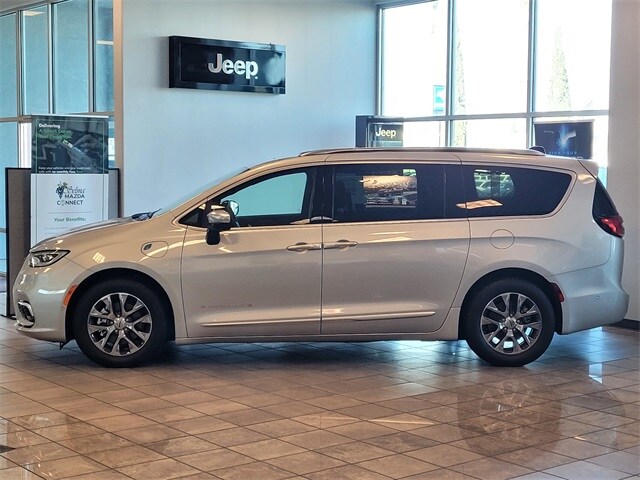 2023 Chrysler Pacifica Hybrid Pinnacle photo 3