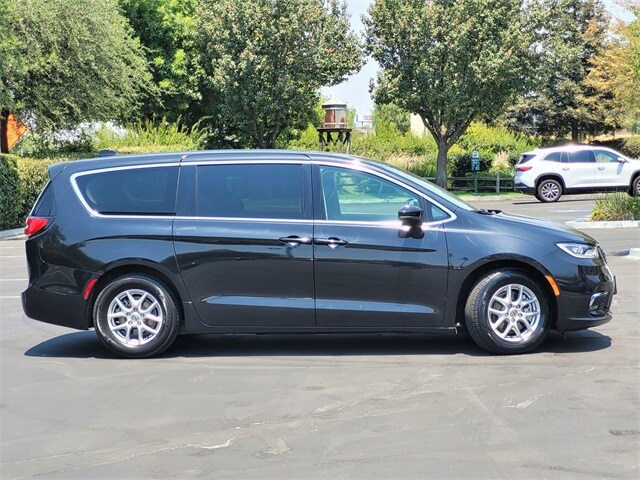 2023 Chrysler Pacifica Touring L photo 3
