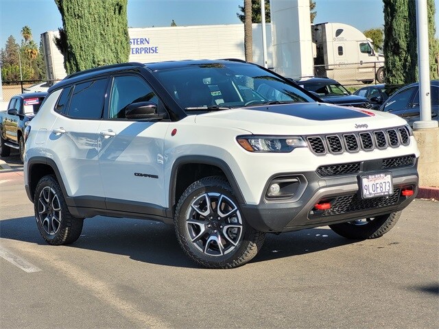 2024 Jeep Compass Trailhawk photo 2