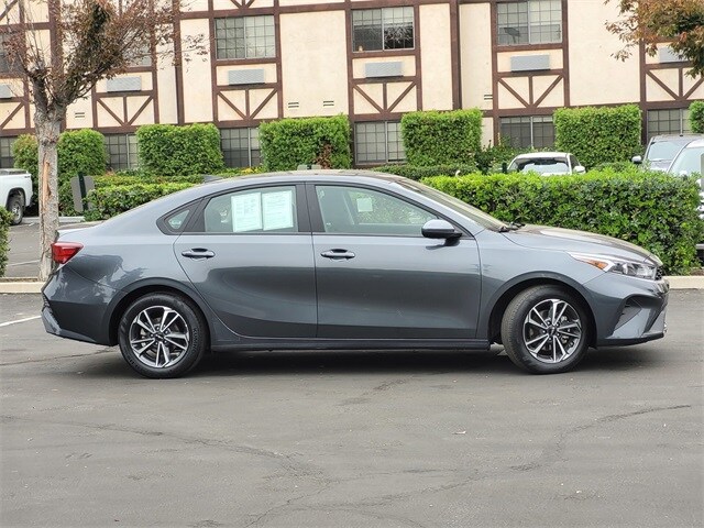 2024 Kia Forte LXS photo 3