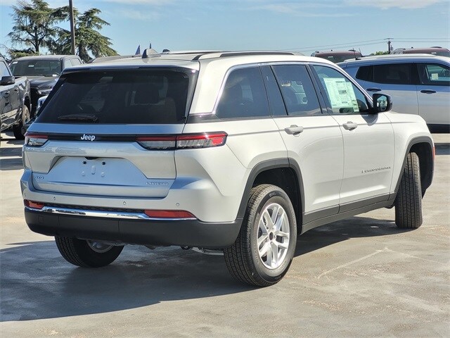 2025 Jeep Grand Cherokee Laredo photo 4
