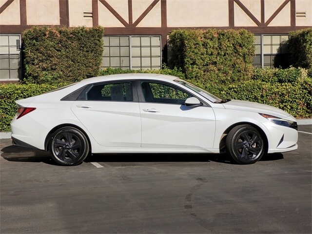 2022 Hyundai Elantra SEL photo 3