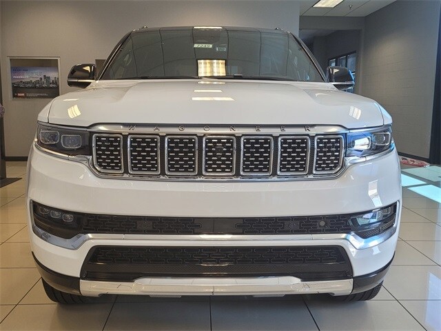 2023 Jeep Grand Wagoneer III photo 2