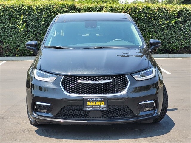 2023 Chrysler Pacifica Touring L photo 2