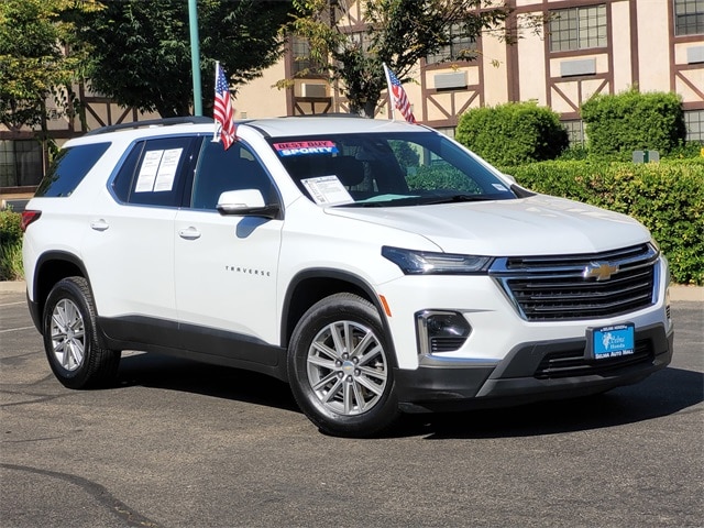 Used 2022 Chevrolet Traverse 3LT with VIN 1GNEVHKW1NJ133849 for sale in Selma, CA