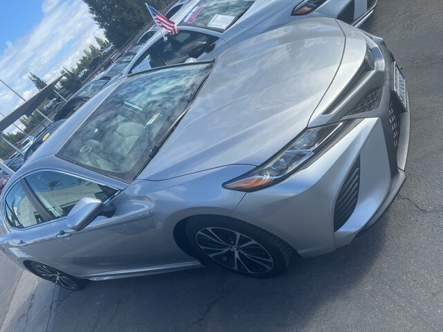 2019 Toyota Camry Hybrid SE photo 2