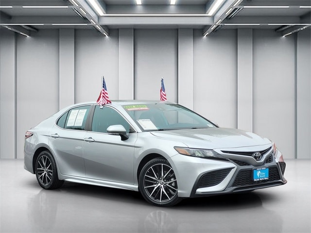 2023 Toyota Camry SE's photo