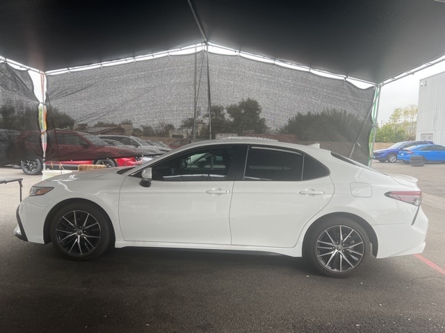 2024 Toyota Camry SE's photo