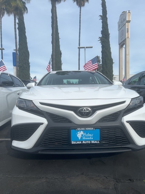 2024 Toyota Camry SE's photo