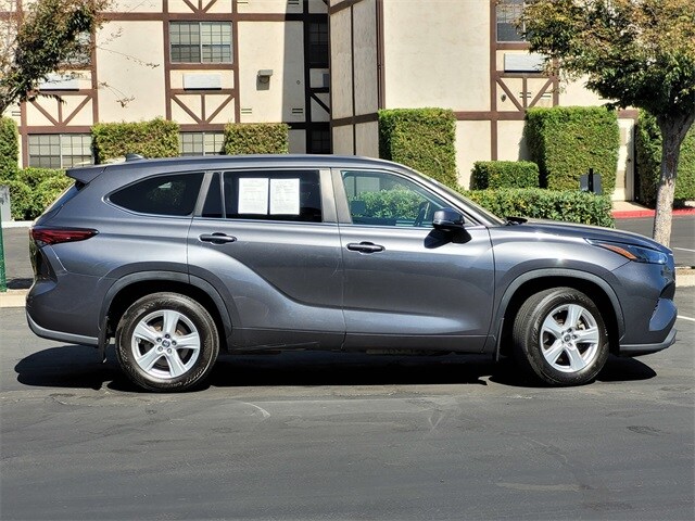 2023 Toyota Highlander LE photo 3