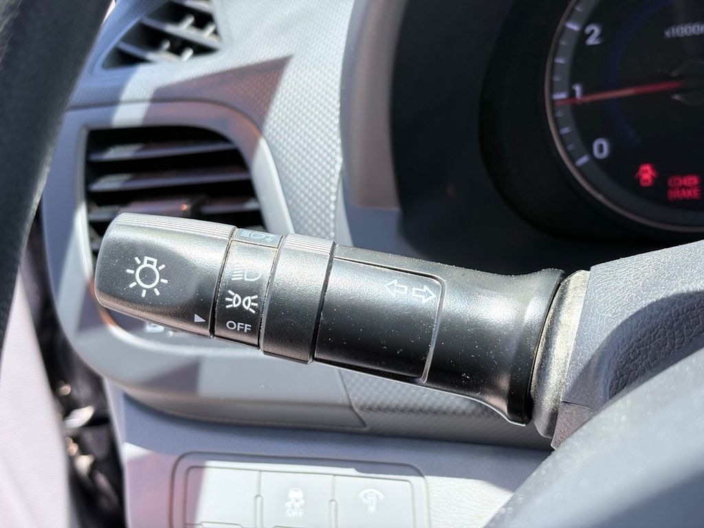 2016 Hyundai Accent SE - Photo 12