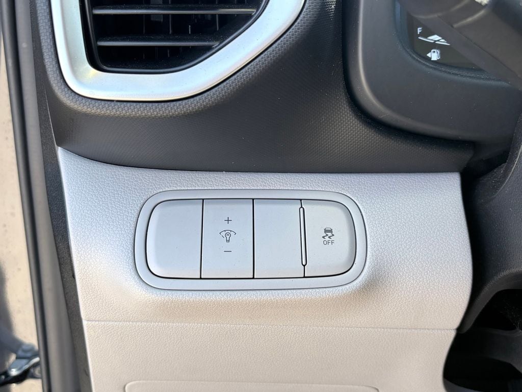 2025 Hyundai Venue SEL - Photo 26