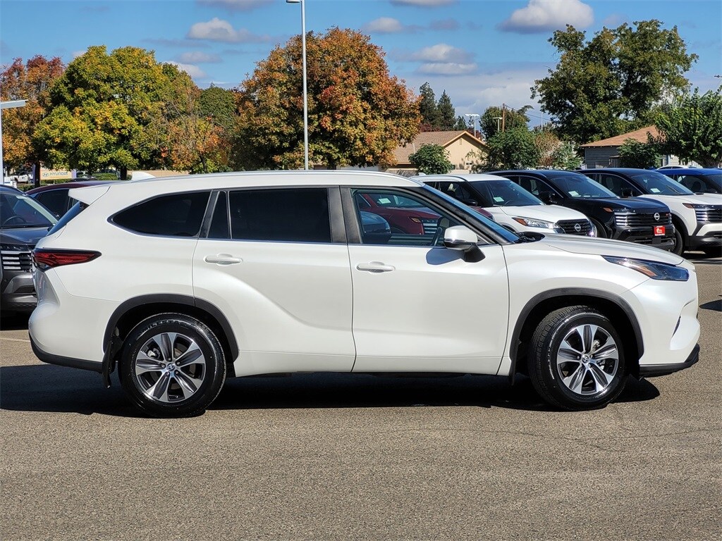 2023 Toyota Highlander XLE photo 3
