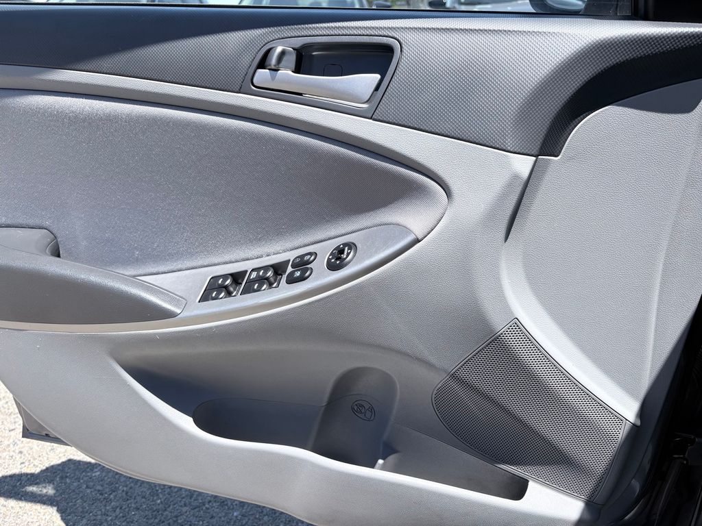 2016 Hyundai Accent SE - Photo 11