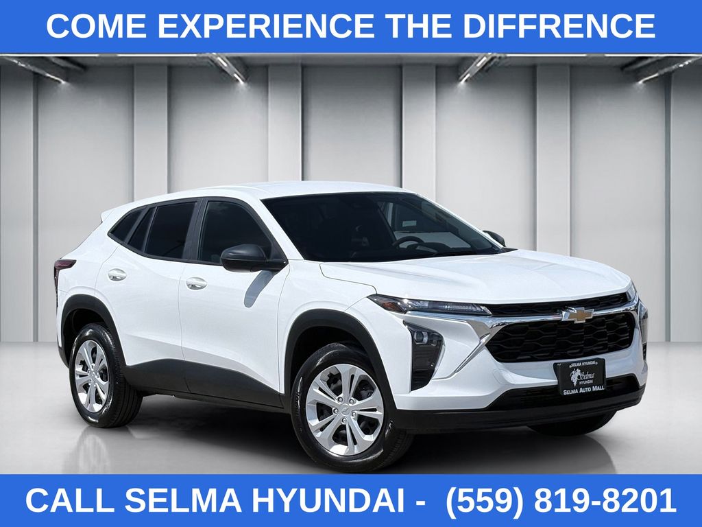 2025 Chevrolet Trax LS's photo