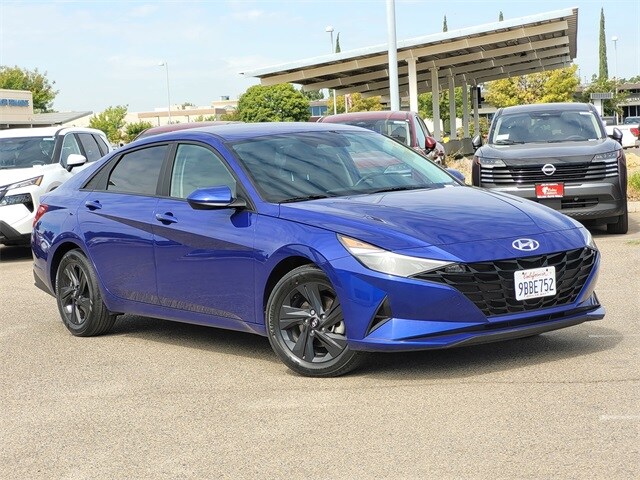 2022 Hyundai Elantra SEL photo 2