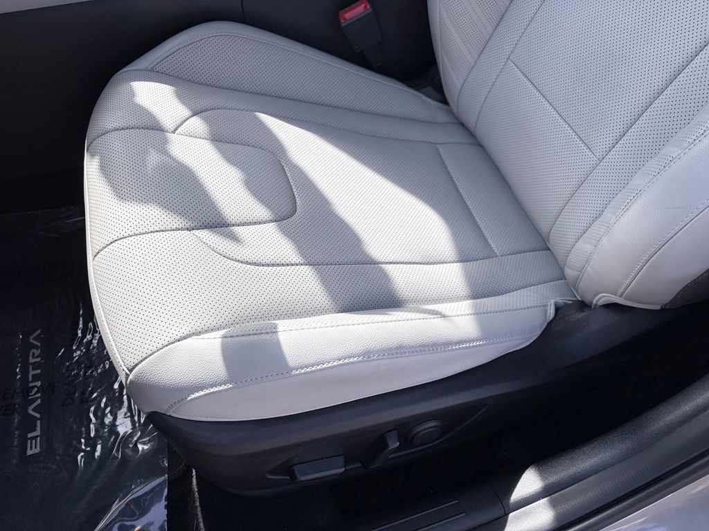 2023 Hyundai Elantra Limited - Photo 9