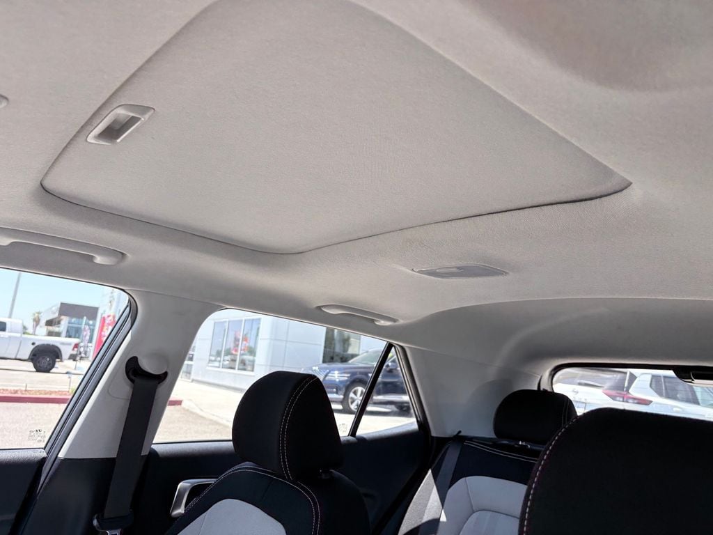 2025 Hyundai Venue SEL - Photo 8