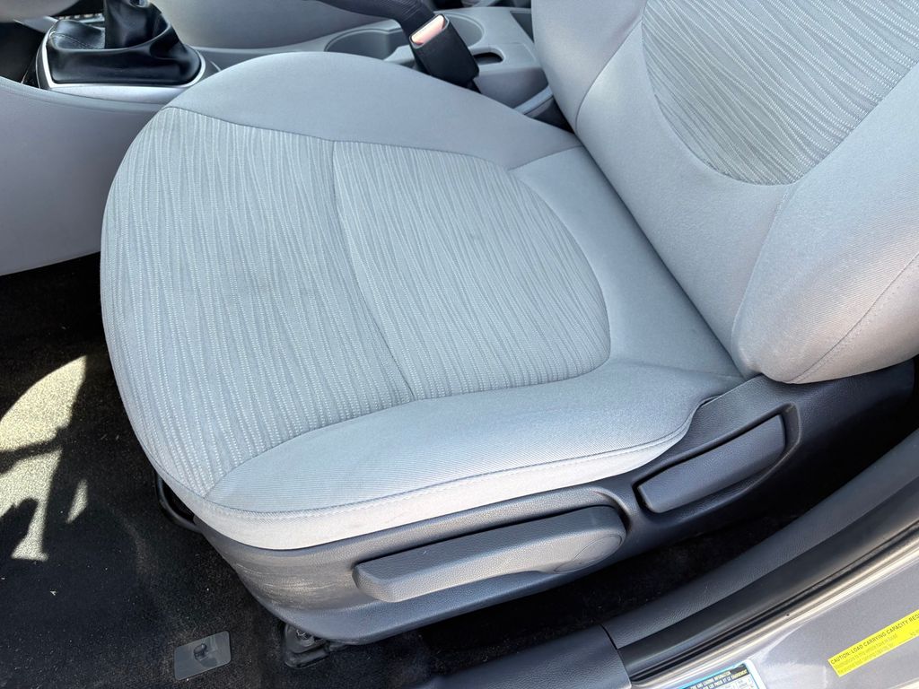 2016 Hyundai Accent SE - Photo 9