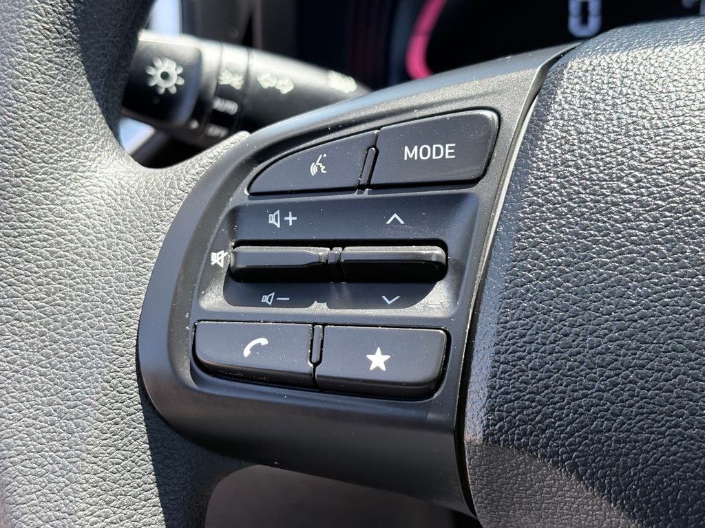 2025 Hyundai Venue SE - Photo 13