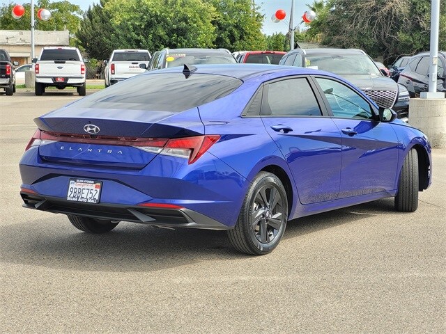 2022 Hyundai Elantra SEL photo 4