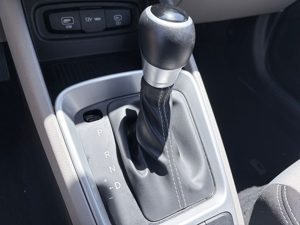 2025 Hyundai Venue SEL - Photo 23
