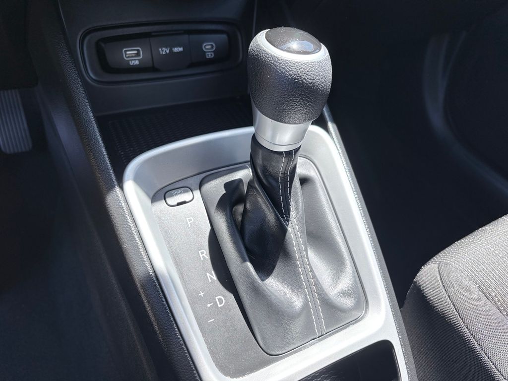 2025 Hyundai Venue SE - Photo 18