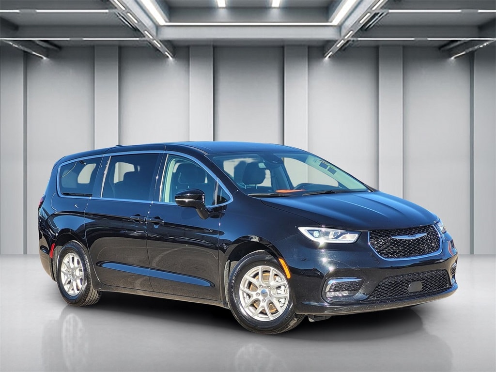 2024 Chrysler Pacifica Touring L's photo