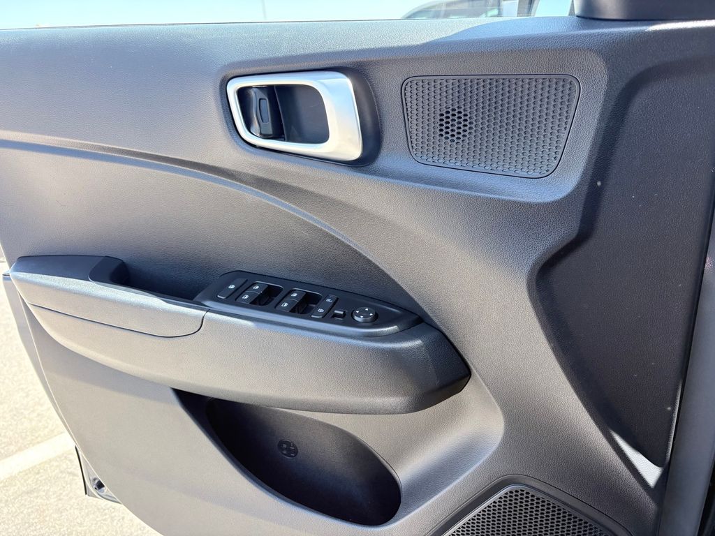 2025 Hyundai Venue SE - Photo 12