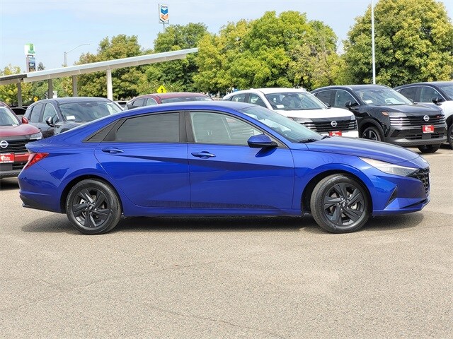 2022 Hyundai Elantra SEL photo 4