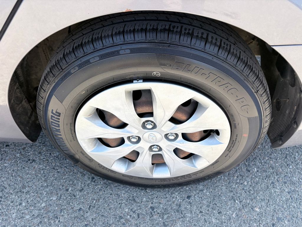 2016 Hyundai Accent SE - Photo 21
