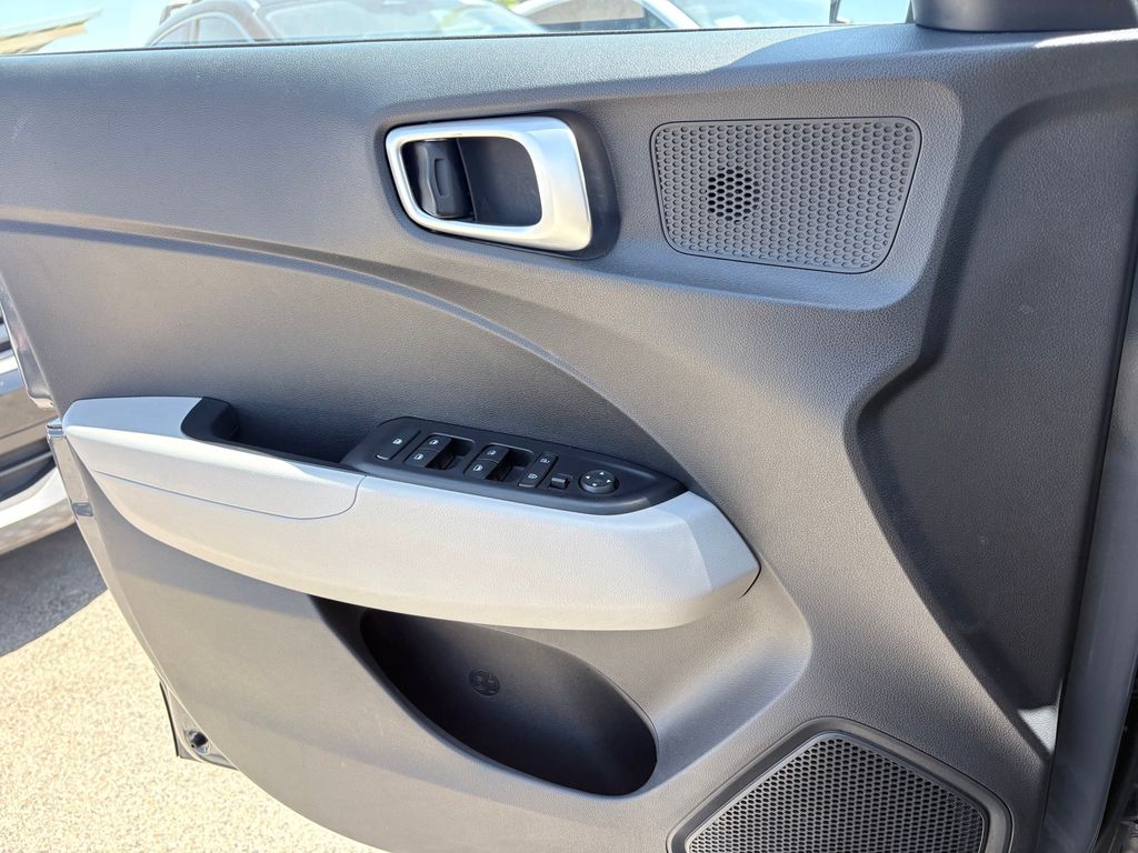 2025 Hyundai Venue SEL - Photo 14