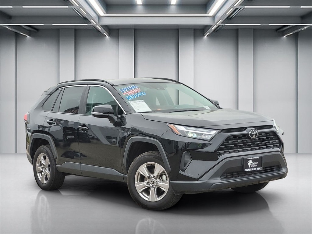 2024 Toyota RAV4 XLE's photo