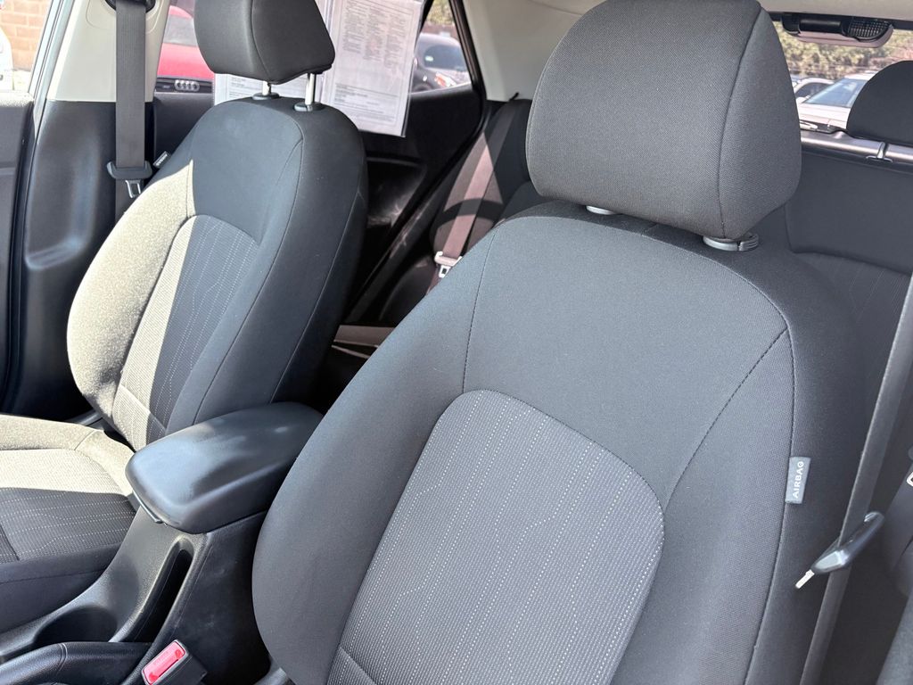 2025 Hyundai Venue SE - Photo 11