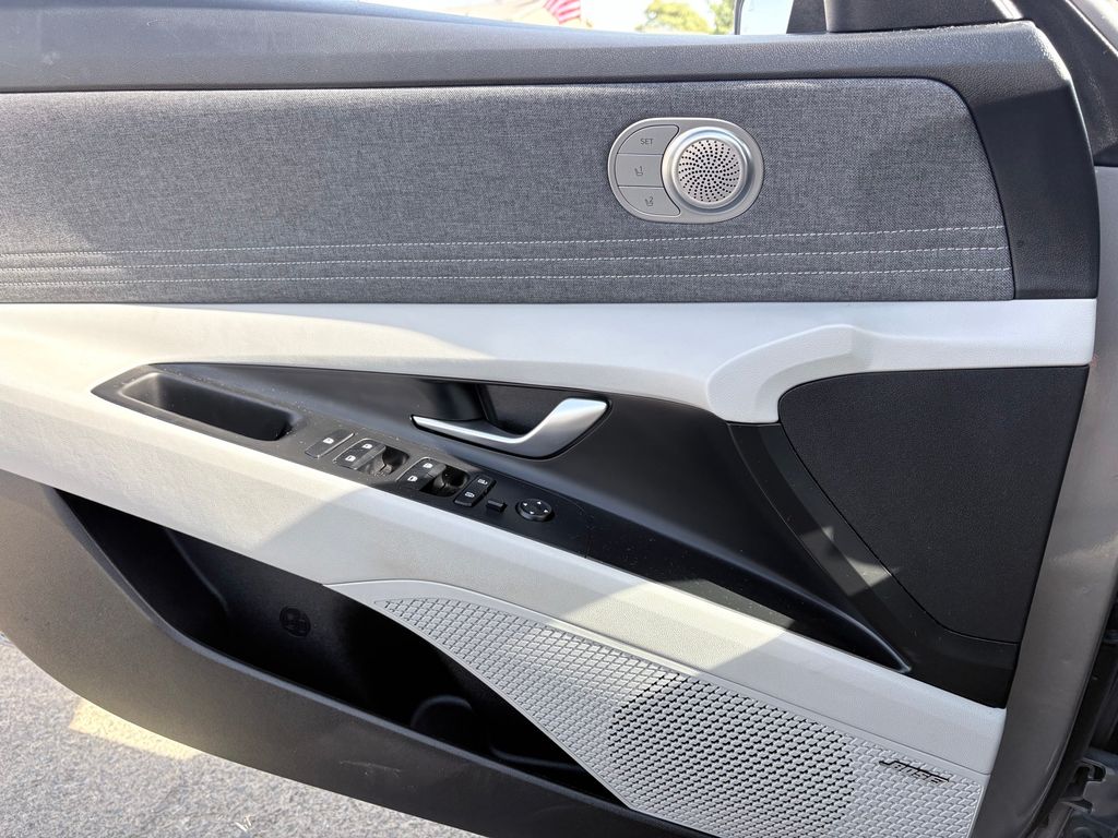 2023 Hyundai Elantra Limited - Photo 12