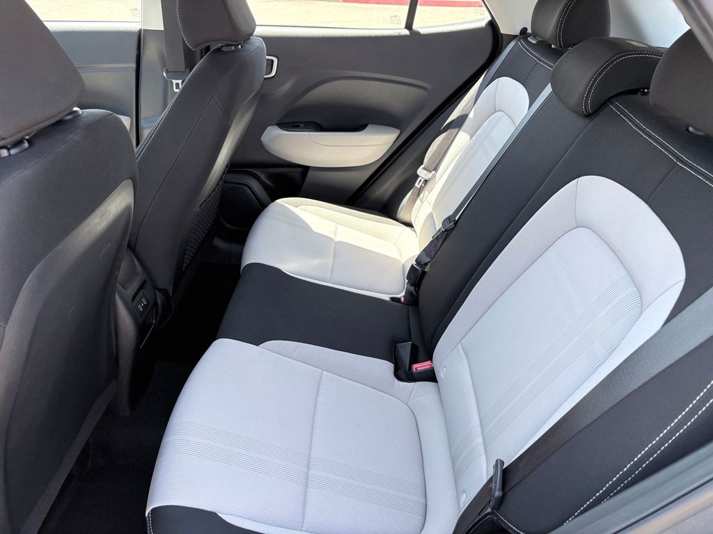 2025 Hyundai Venue SEL - Photo 9