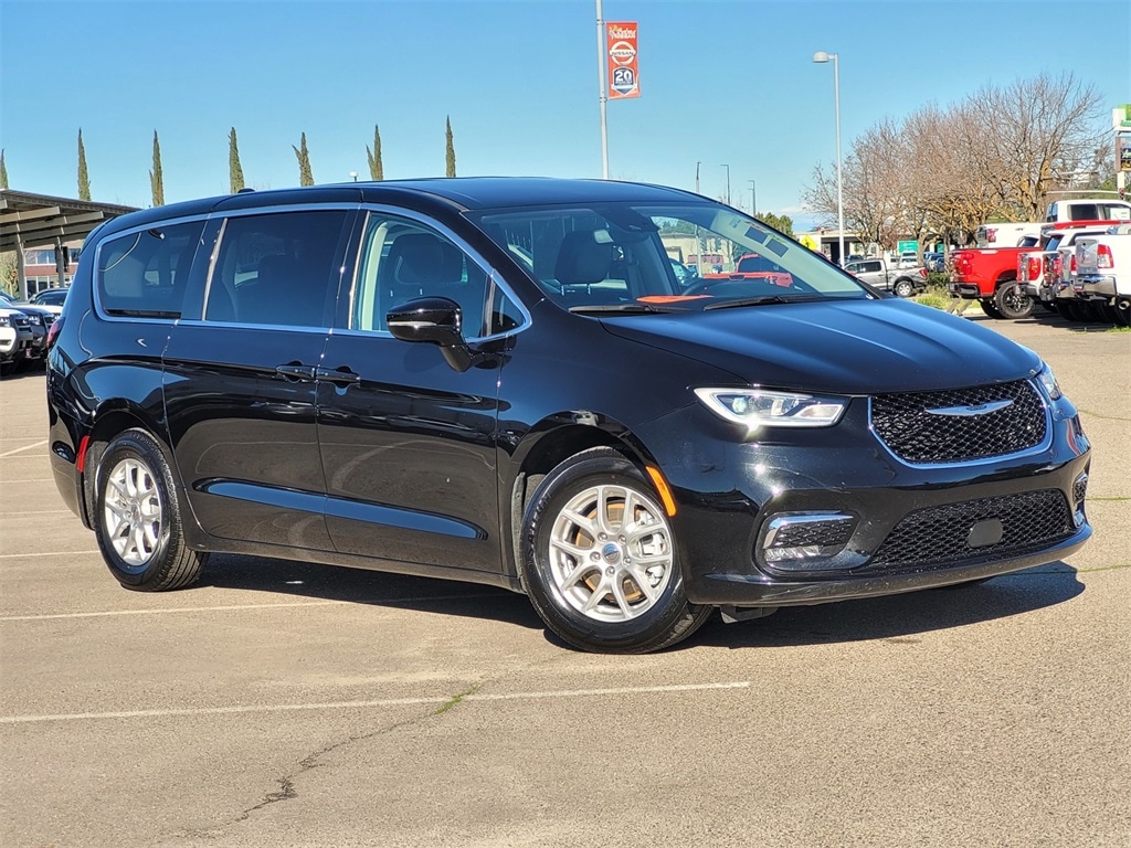 Used 2024 Chrysler Pacifica Touring L Minivan/Van