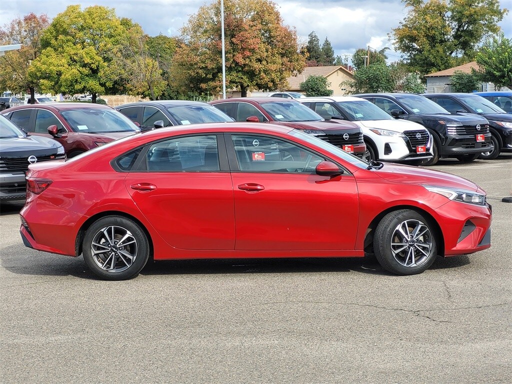 2023 Kia Forte LXS photo 3