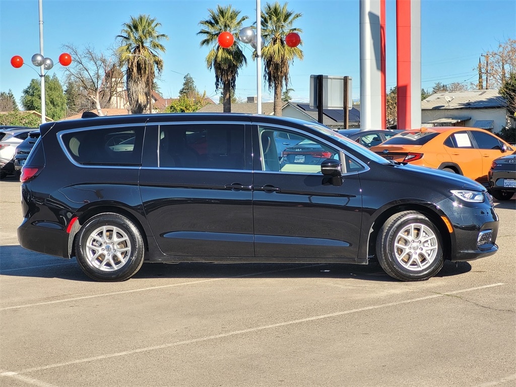Used 2024 Chrysler Pacifica Touring L Minivan/Van