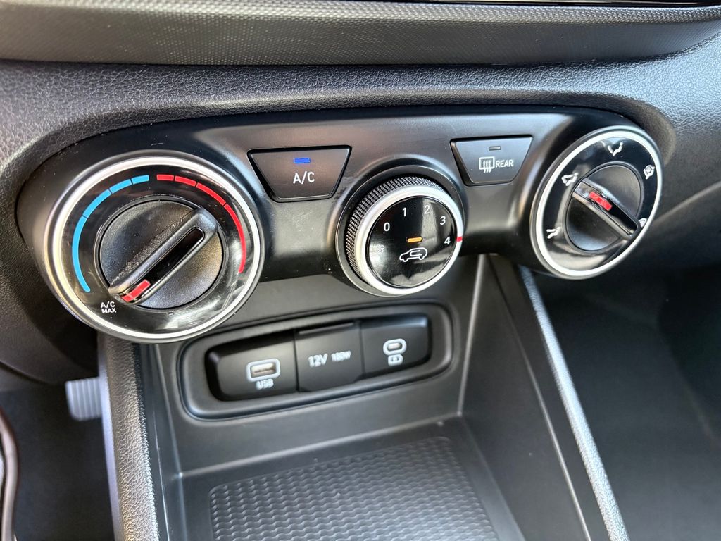 2025 Hyundai Venue SE - Photo 16