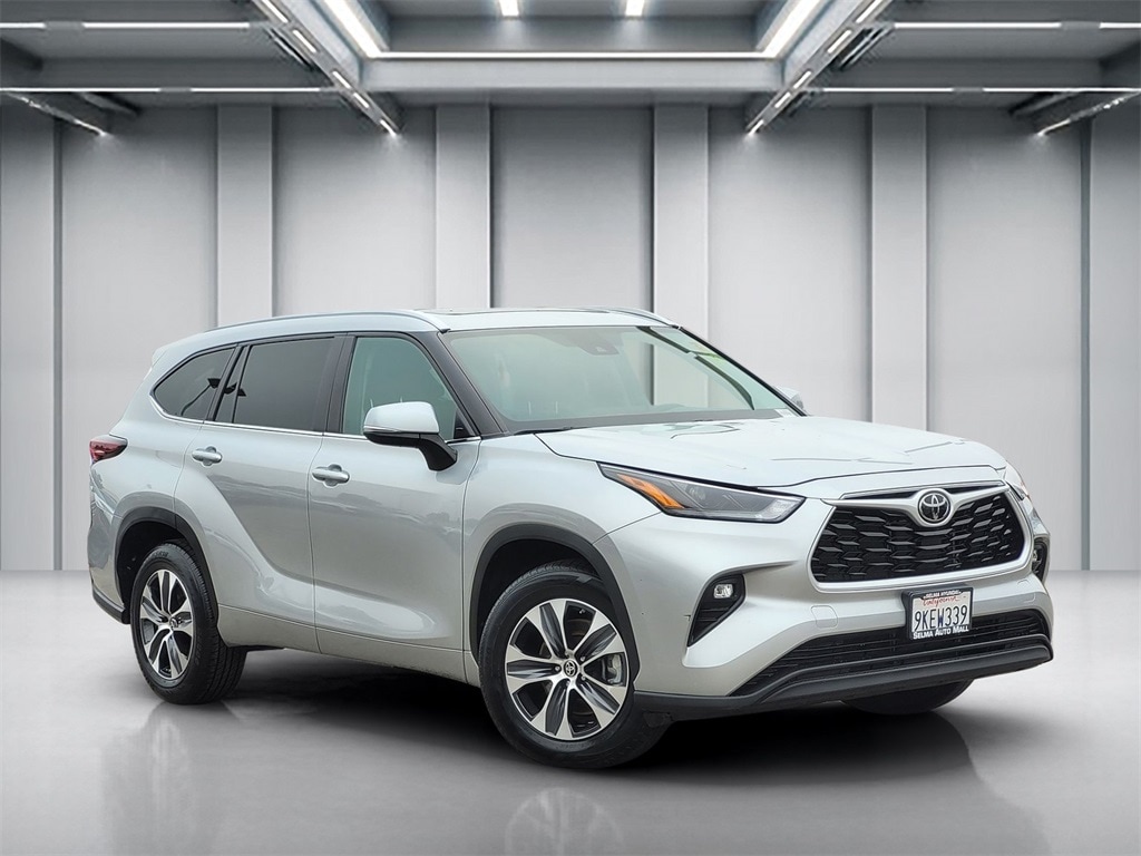 2024 Toyota Highlander XLE's photo
