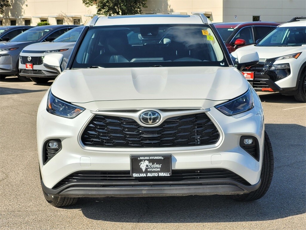 2023 Toyota Highlander XLE photo 2